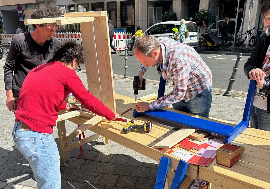 Männer bauen mit Holz